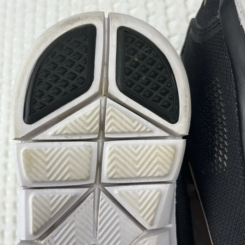 Nike Free Ladies Size 7-1/2 Black & White Running Shoes Pre Owned - Picture 9 of 14